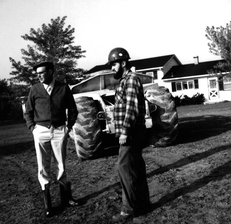 October 3, 1975
Dean Swigart and Brad Ranshaw
Floyd Heston Farm
Photo ID#: S462