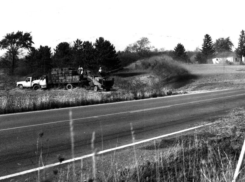 October 22, 1979
ODOT crew mulching straw to newly seeded disturbed area
State Route 13 in Butler township
Photo ID#: L30
