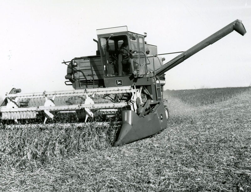 November 13, 1980
Harvesting double-cropped soybeans
Fred Graner Farm
Jackson Township
Photo ID#: A1055