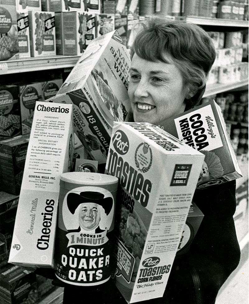 December 29, 1969
Mrs. William Zacarias carries cereal boxes
Photo ID#: M34
