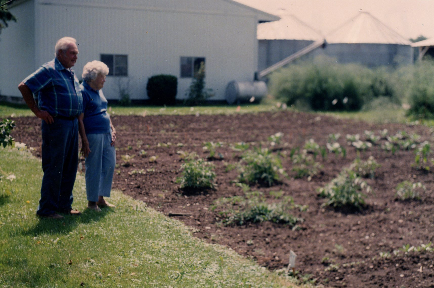 2003
Dale and Jean Broeske (looking at garden)
Photo ID#: RSWCD8