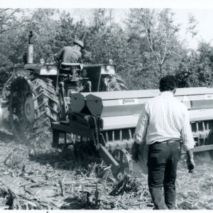 Alvin_Hurst_drilling_No_till_soybeans_while_Bill_Haddad_watches._website___Copy-1206