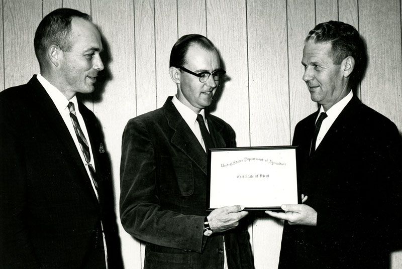 Bob Mills, Dean Swigart and Unknown
Photo ID#: RSWCD500