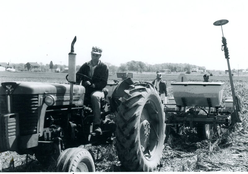 Kevin Strickler planting custom no-till soybeans
Photo ID#: A642