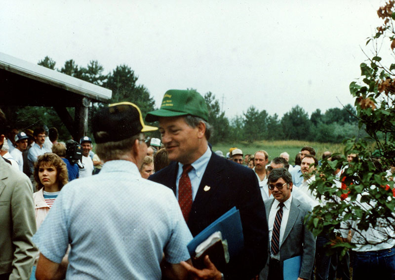 Ohio Governor, Celeste, at farm stop in Richland County
Photo ID#: P115